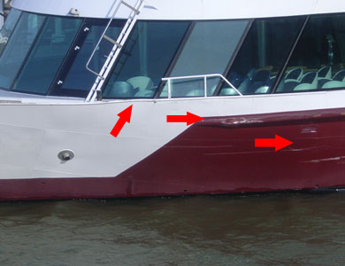 Beweisfoto - Streifschaden auf Passagierschiff